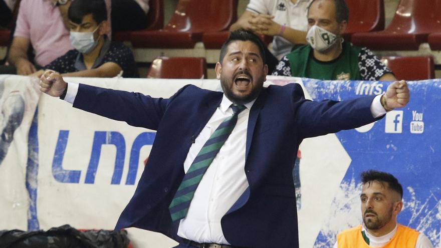 Josan González, entrenador del Córdoba Futsal Patrimonio, durante el partido ante el Levante en Vista Alegre.