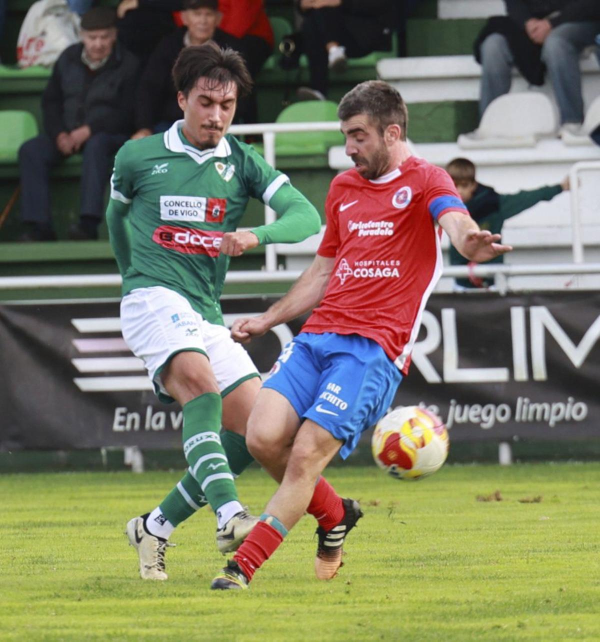 Bernárdez, del Coruxo, le disputa el balón a un jugador de la UD. | JOSÉ LORES