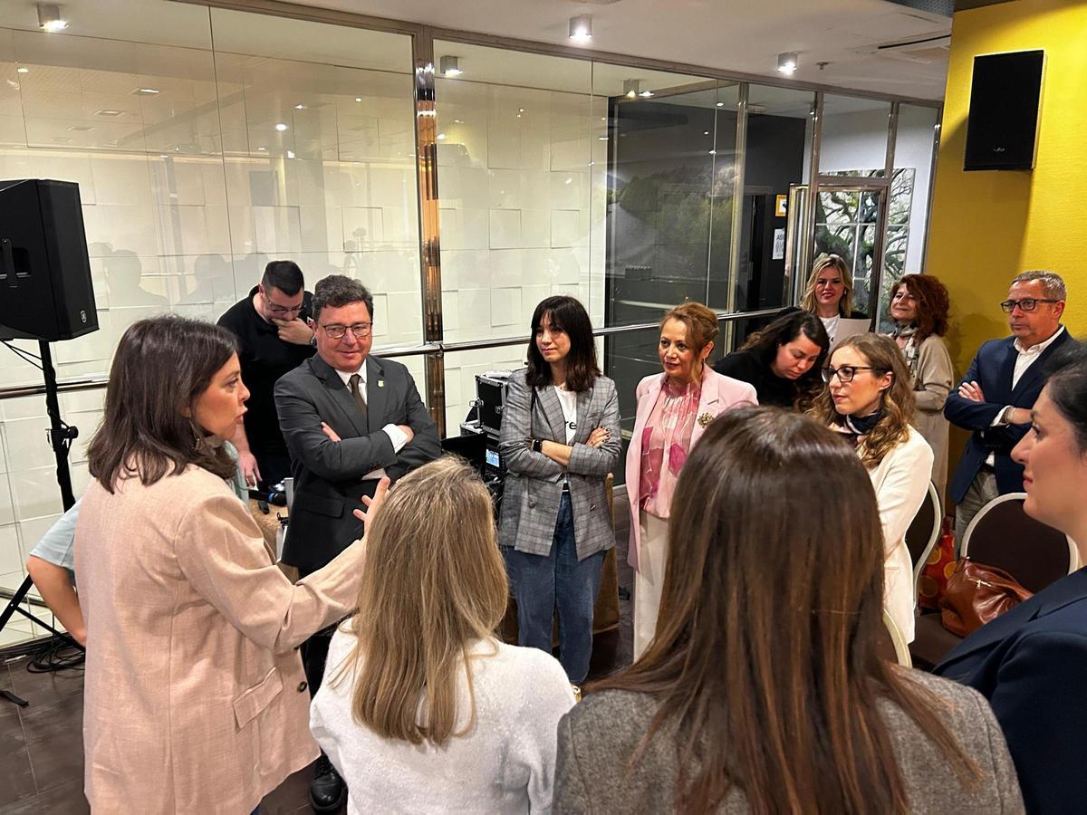 Clausura del programa 'The break Extremadura,' de emprendimiento femenino, por el consejero de Economía en funciones, Guillermo Santamaría.