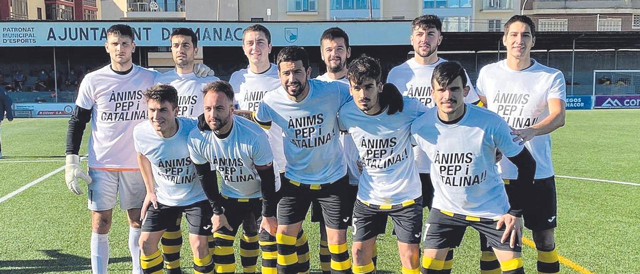 Los jugadores del Cardassar saltaron al césped de Na Capellera con camistas de ánimo a Pep Lluís y Catalina.