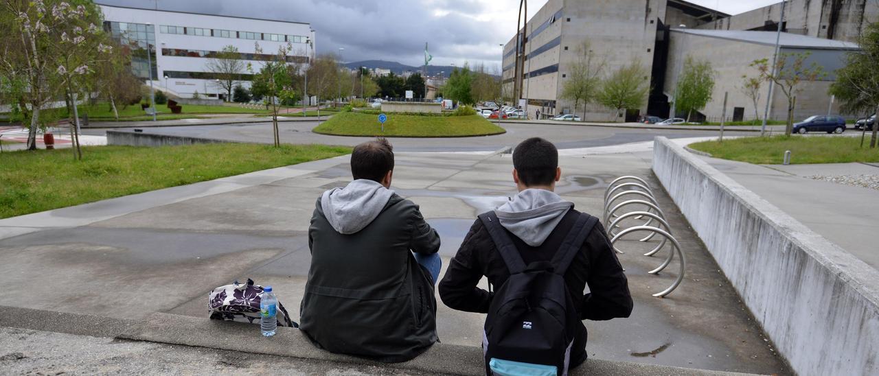 Dos estudiantes en el campus