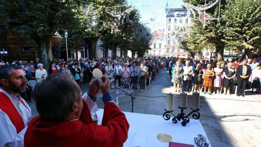 Aspecto de la plaza del Cristo durante la misa que se celebró ayer por la mañana y a la que acudió la alcaldesa, García de la Torre. // Hernández