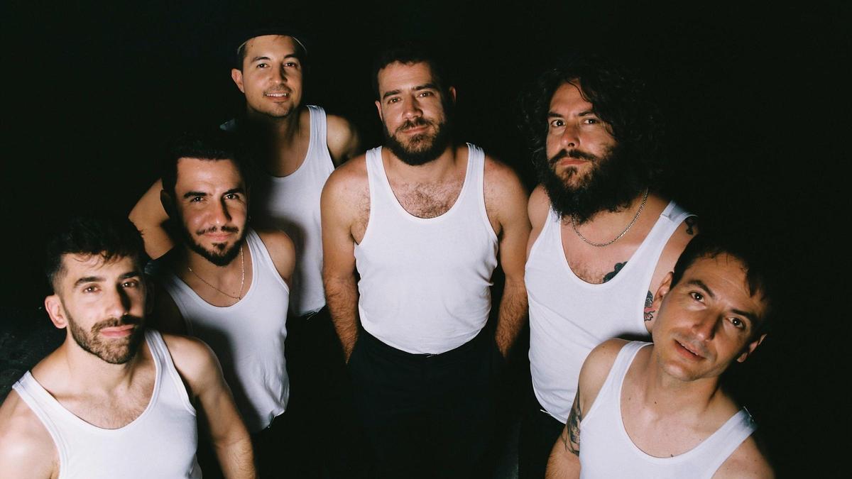 Integrantes de La Maravillosa Orquesta Del Alcohol (La M.O.D.A.), con David Ruiz a la derecha.