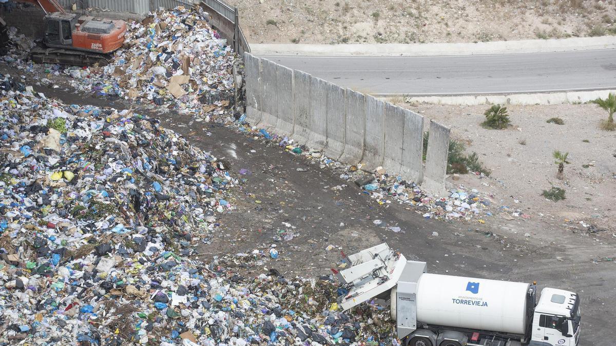 Un camión recolector de Torrevieja descarga en un vertedero de la provincia, en una imagen de archivo