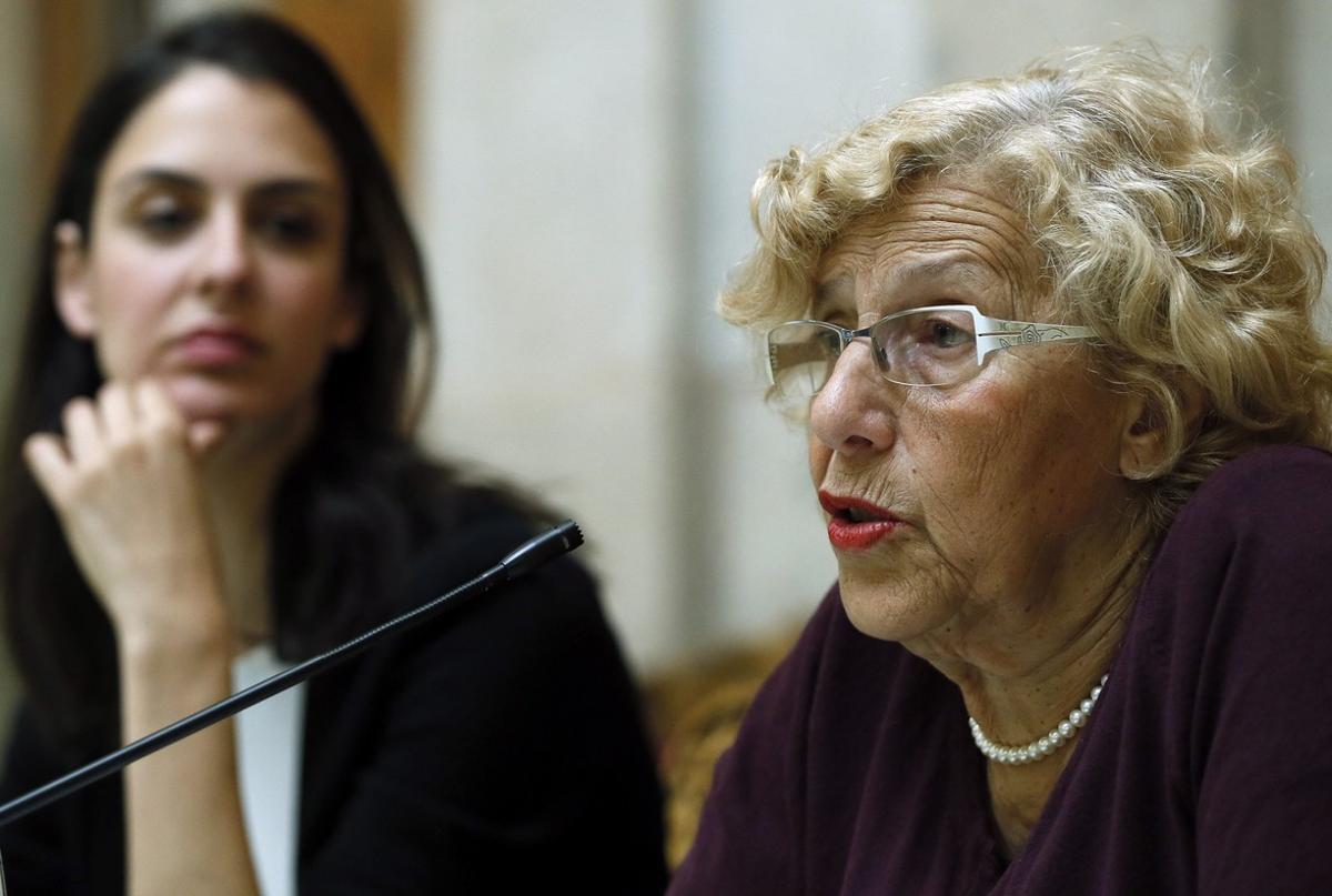 GRA003  MADRID  07 06 2017 - La alcaldesa de Madrid  Manuela Carmena  junto a la portavoz municipal  Rita Maestre  durante su comparecencia informativa esta manana en la Casa de la Villa para repasar sus dos anos al frente del Ayuntamiento  a punto de llegar al ecuador de su mandato con el debate abierto sobre el candidato de Podemos en las proximas elecciones municipales  EFE Mariscal