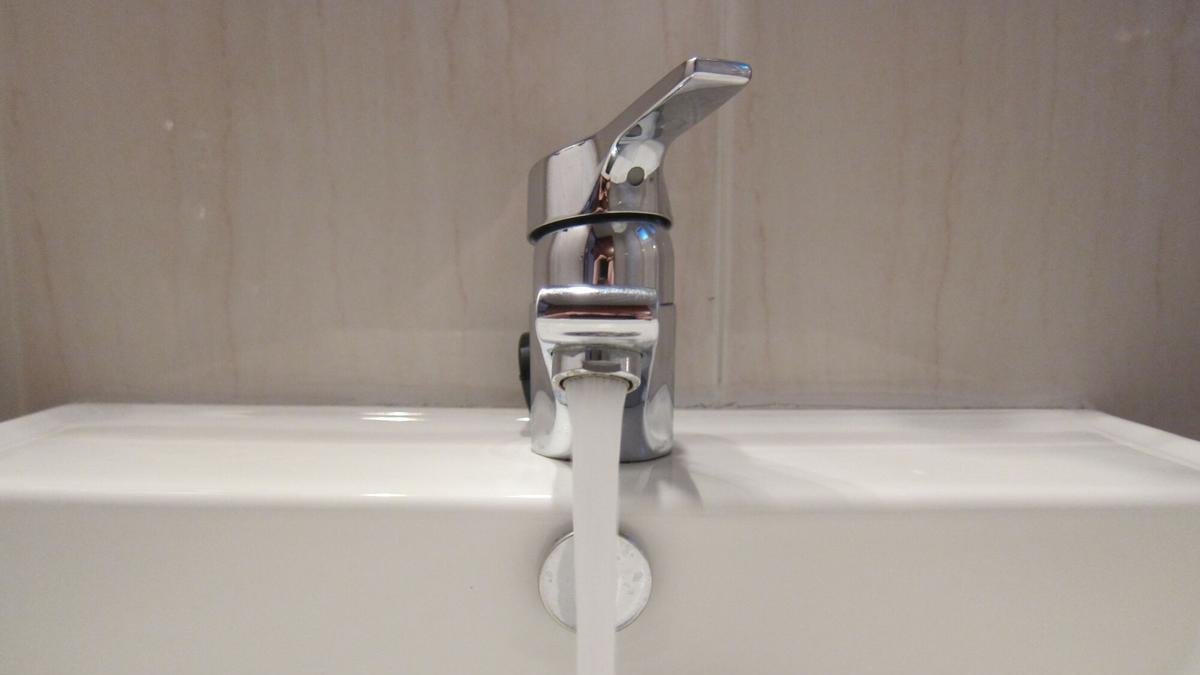 El gobierno local solicita reducir el consumo de agua en los hogares.