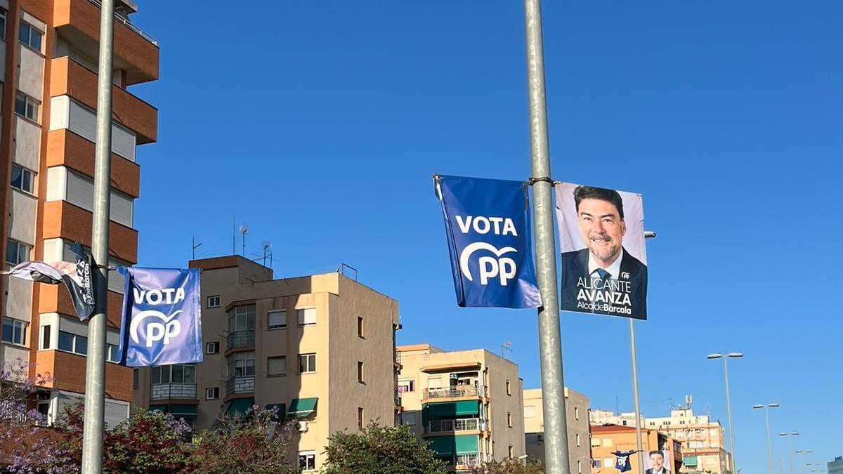 Los carteles del PP permanecían colgados este martes, 16 de mayo.