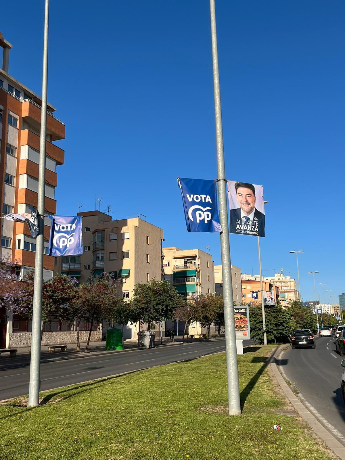 Los carteles del PP permanecían colgados este martes, 16 de mayo.