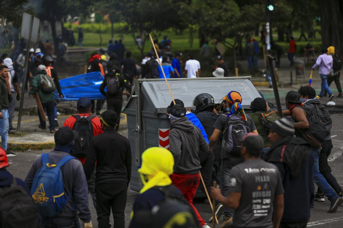 Manifestantes indígenas marchan por Quito exigiendo concesiones al presidente Lasso