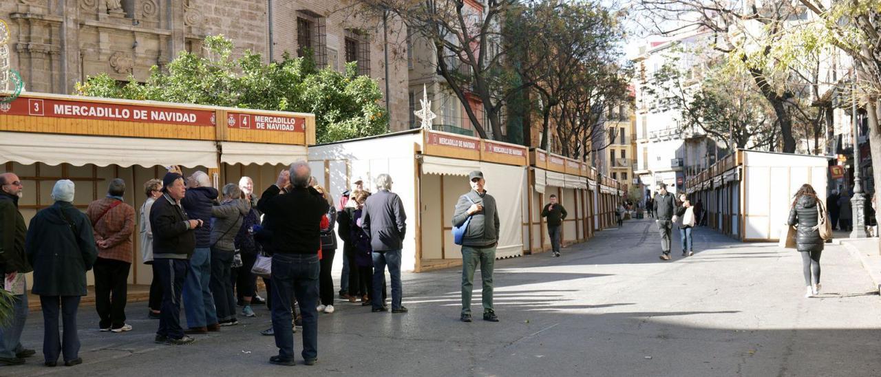 El Mercadillo de Navidad, finalmente, se clausura ante el poco interés mostrado por los vendedores.  | LEVANTE-EMV