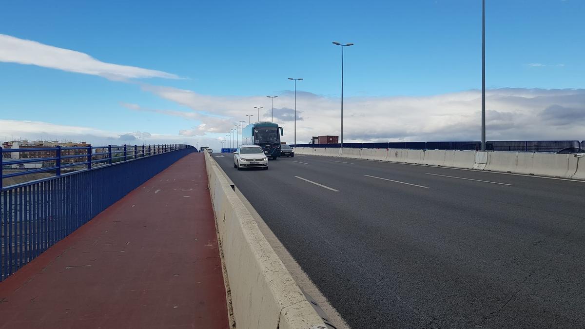 La zona más amplia de la pasarela, muy próxima al tránsito de coches y poco segura.