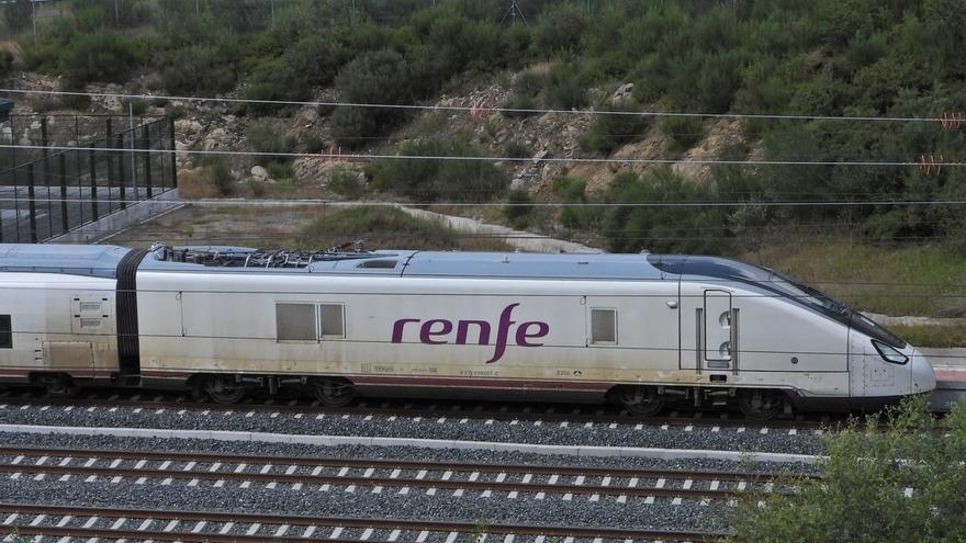 Tren Avril de Renfe estacionado en el cambiador de Taboadela en junio de 2022. |   // FERNANDO CASANOVA