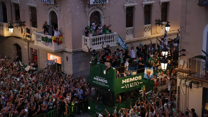 Elche se tiñe de blanco y verde en la multitudinaria rúa del ascenso a Primera