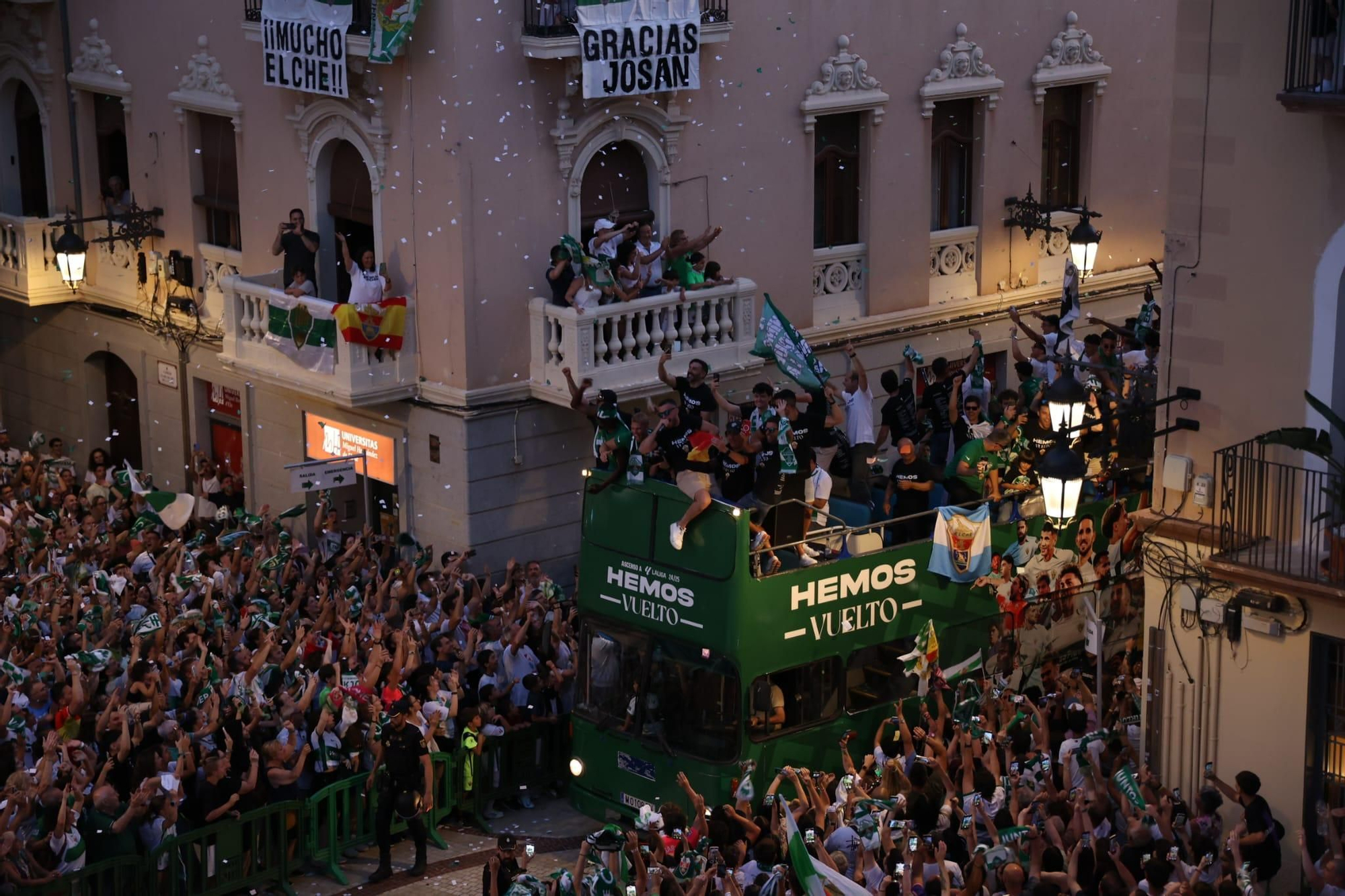 El Elche CF celebra el ascenso a Primera con una rúa en autobús hasta la Plaça de Baix