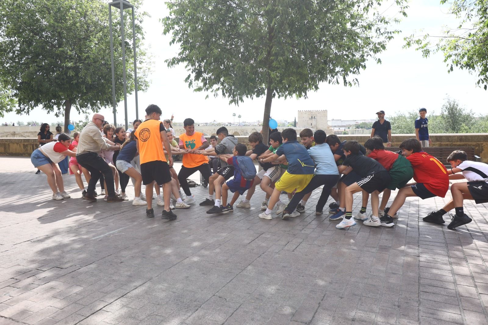 &#039;Callejugando&#039; acerca los juegos tradicionales a los niños y niñas de Córdoba