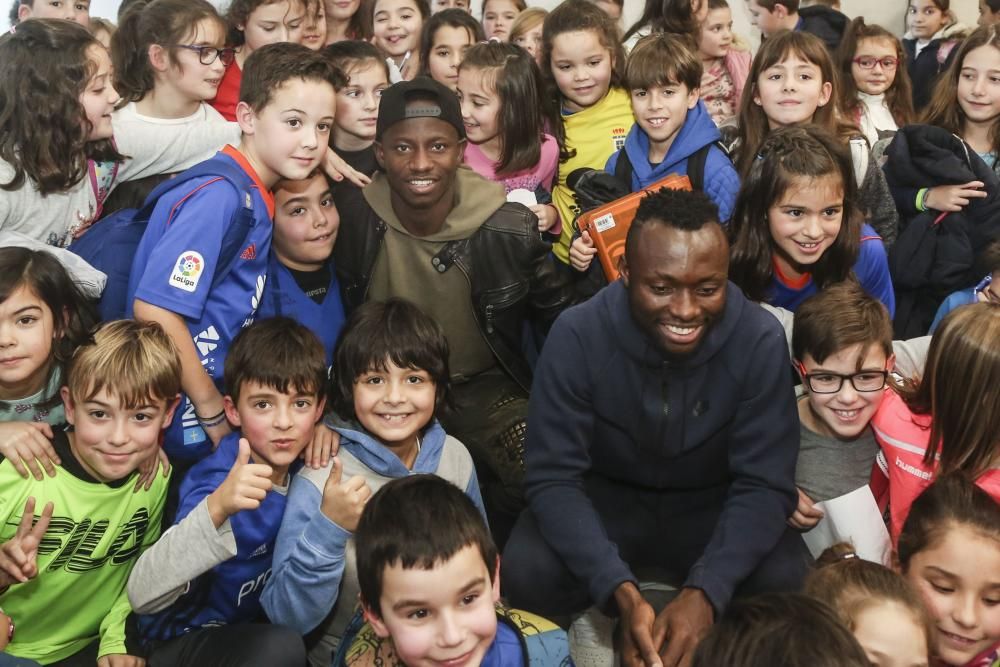 Los jugadores del Oviedo Uwusu y Yeboah visitan a los alumnos del colegio Carmen Ruiz Tilve