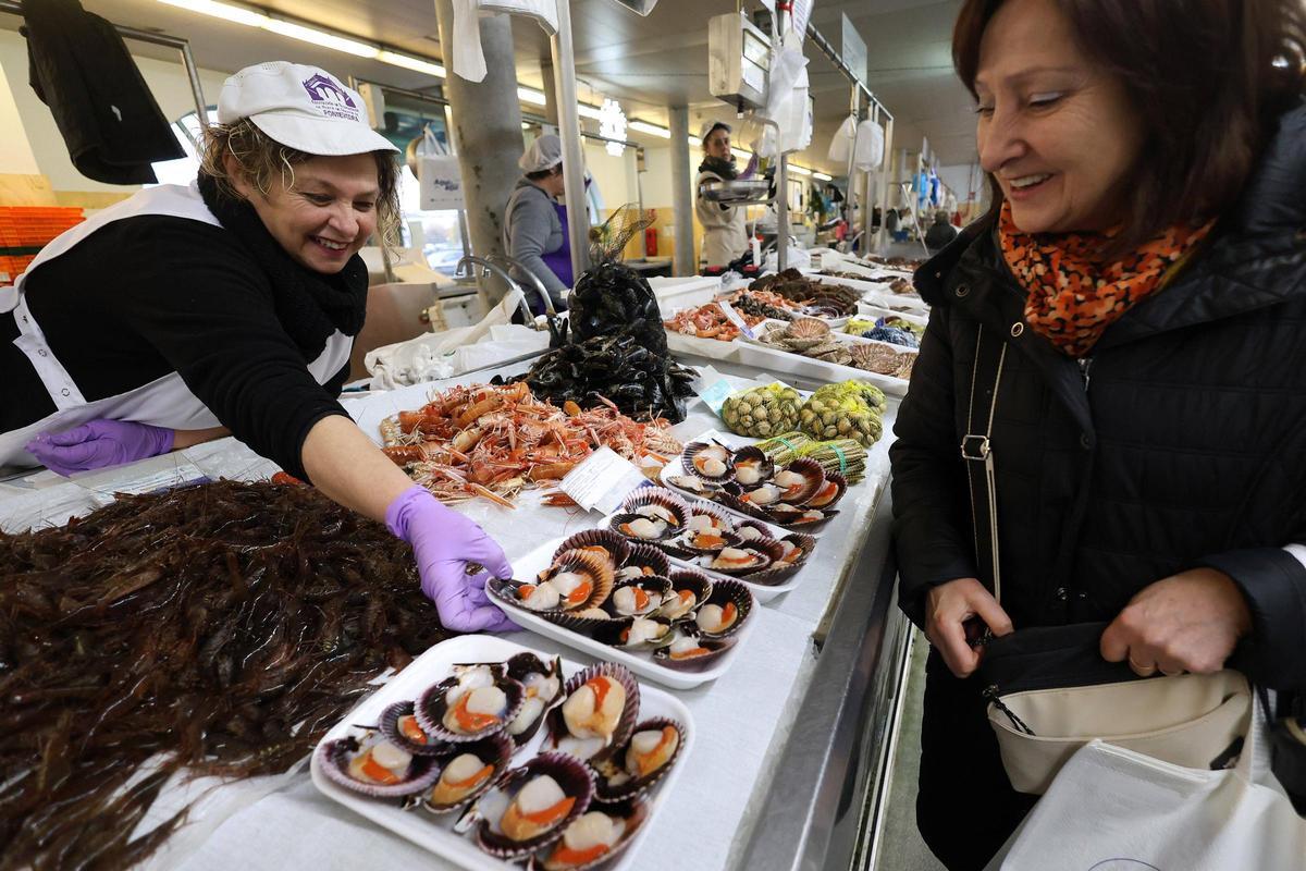 Mary atiende a una clienta.