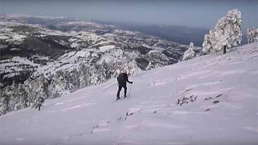 Dos valientes suben hasta el pico de Penyagolosa... ¡A tope de nieve!