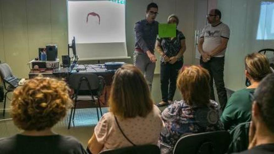 El centro de salud de El Toscar acogió ayer una charla.