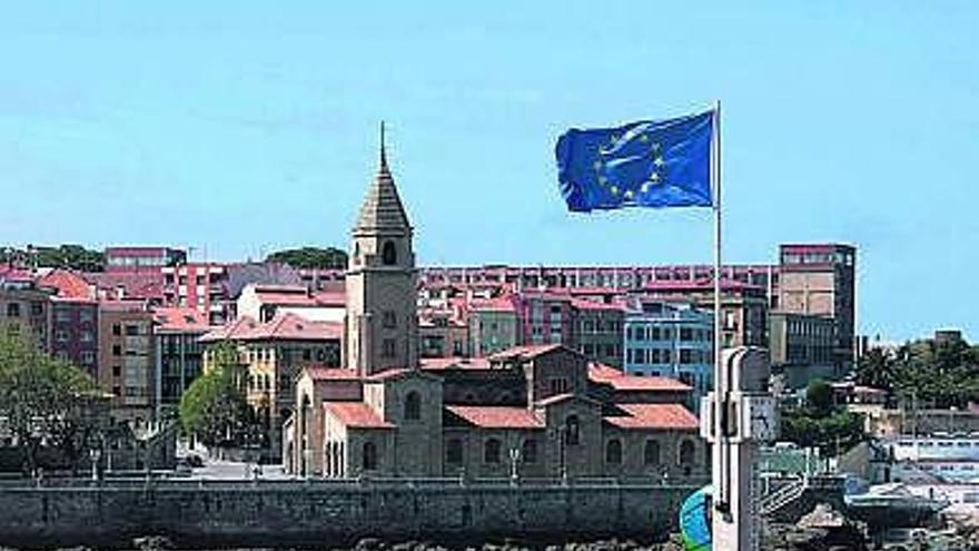 La bandera de la Unión Europea ondea en San Lorenzo