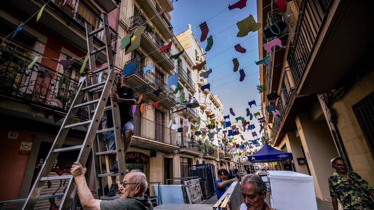 Las calles de Sants, a punto de estrenar los adornos de la fiesta.