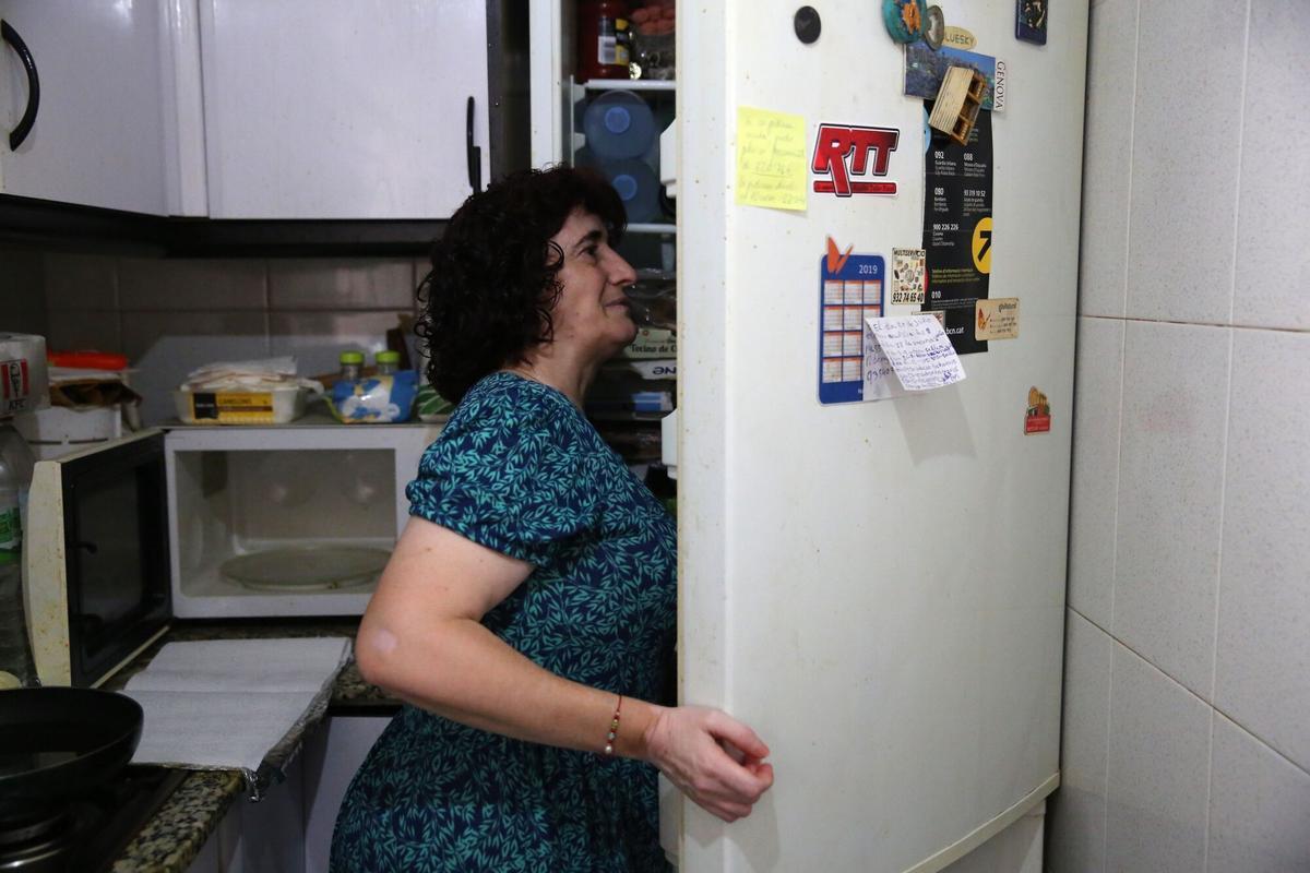 Una mujer revista los productos de los que dispone en su nevera.