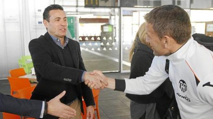 Salvo y Djukic se saludan antes de partir hacia Madrid