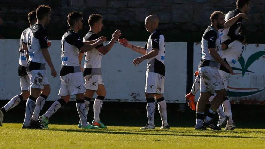 Los jugadores del Caudal celebran el tanto de Javi Sánchez que les dio el triunfo en Miramar.