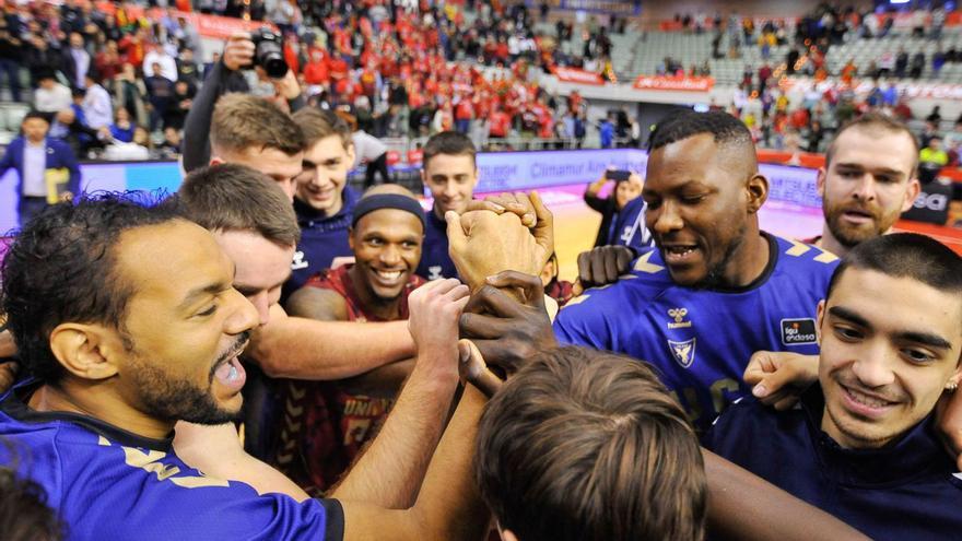 Los jugadores del UCAM, celebrando el triunfo ante el Tenerife el pasado 6 de enero. | ACB PHOTO