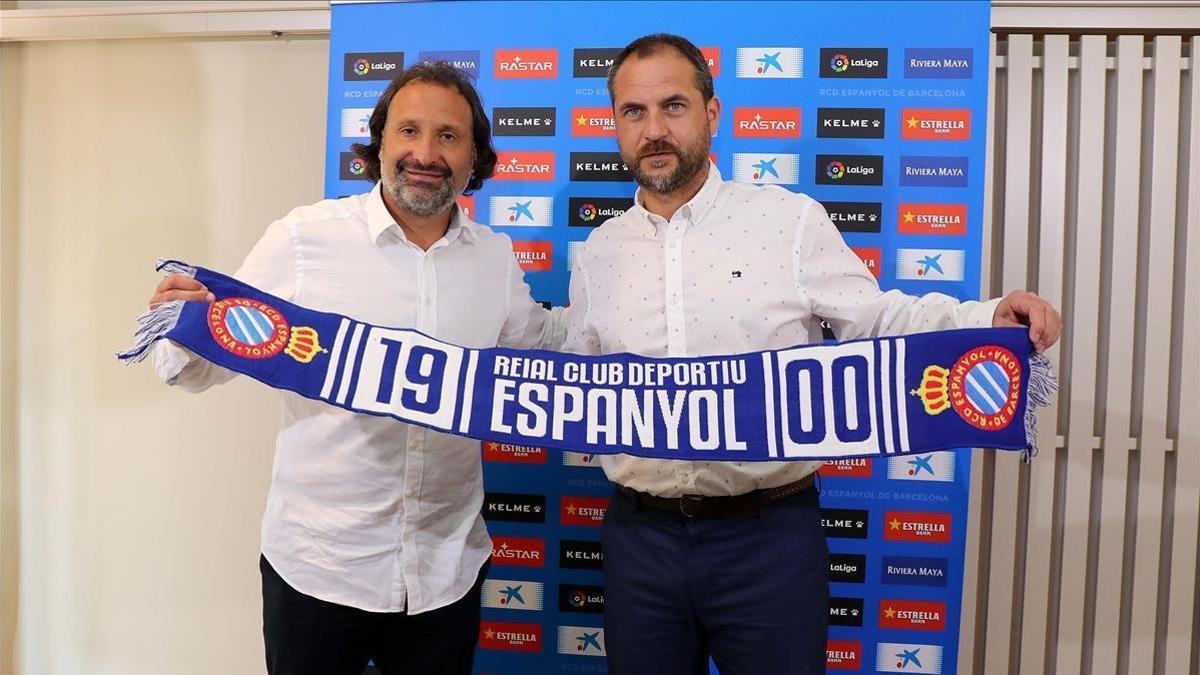 Rufete posa con Oscar Perarnau, director general del Espanyol, en su presentación