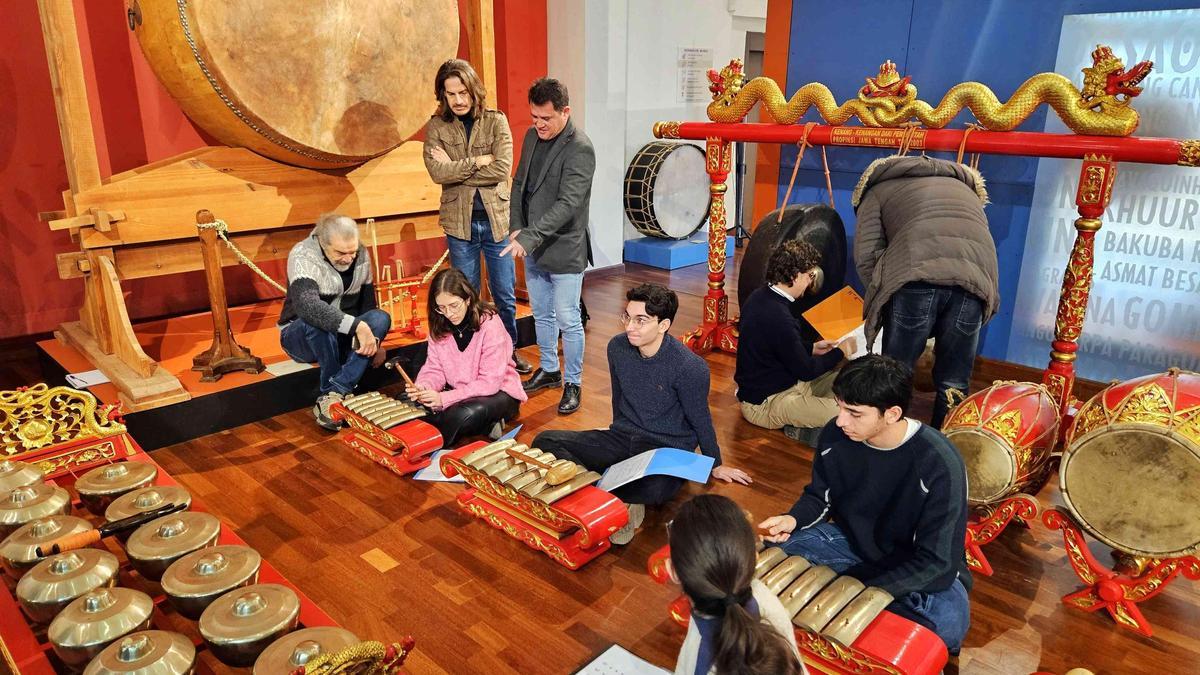 Alumnos de los conservatorios de Murcia y Caravaca en el Museo de la Música Étnica de Barranda