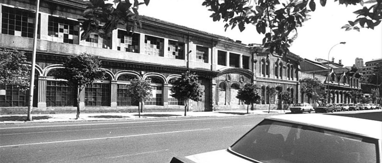 Imagen de la imponente fachada de La Metalúrgica ya en desuso en el año 1981. // Cameselle