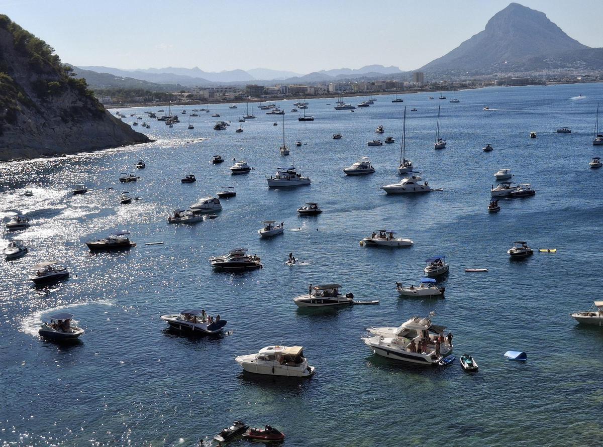 Embarcacions ancorades en la cala de la Sardinera de Xàbia