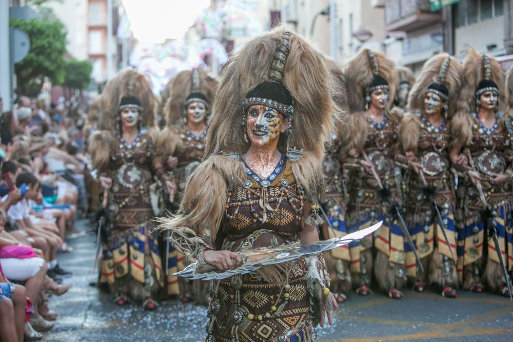 Los Benimerines abren los desfiles con un boato de más de 200 personas marcado por un espectáculo cautivador y las danzas salvajes