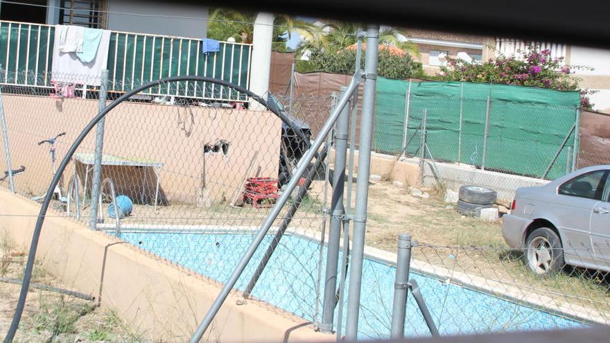 La piscina a la que cayó la pequeña de año y medio en un chalé okupado.