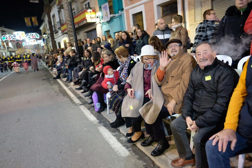 Las tres comparsas lucen a sus cargos festeros mientras los arcabuceros cobran más protagonismo.