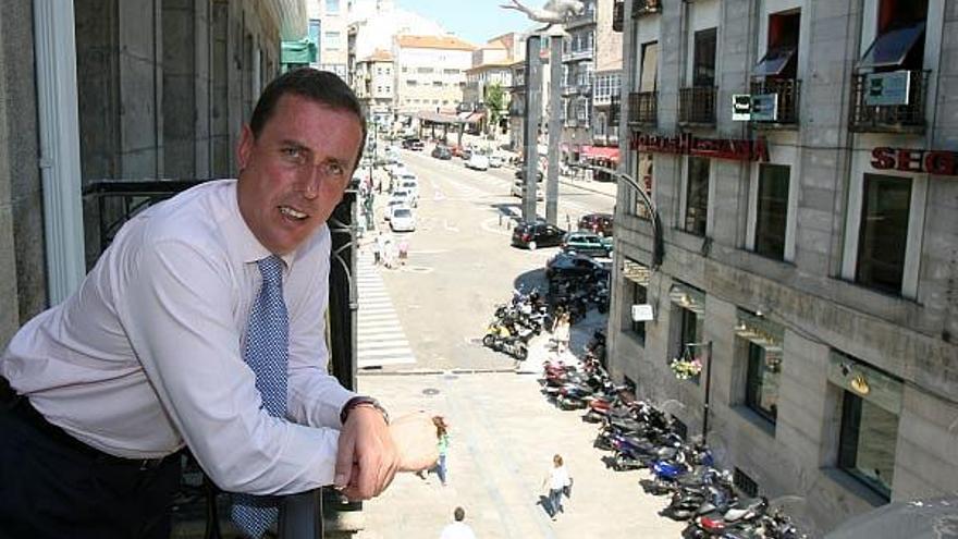 Javier Garrido Valenzuela en el balcón de su despacho de Vigo, ayer al mediodía.