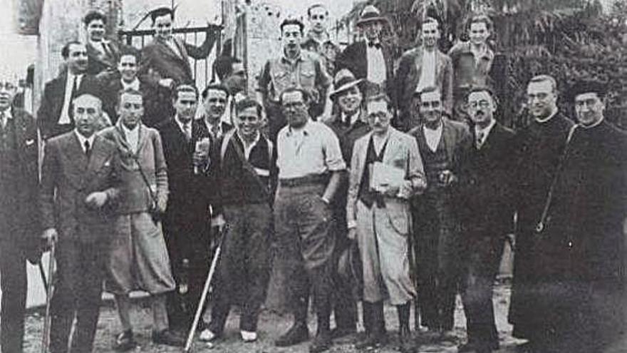 Imagen captada en los años 30 de profesionales de la Misión Biológica e invitados. En el centro, Cruz Gallástegui, Bibiano Fernández Osorio Tafall y Castelao.  M.B.G.