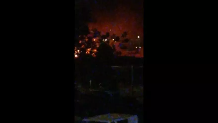 Un incendio en los terrenos de Respol sobresalta a vecinos de la Carretera de Cádiz