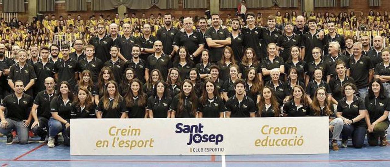 Imagen de toda la familia del Sant Josep Obrer, que posa despuÃ©s de celebrarse la multitudinaria presentaciÃ³n en el pabellÃ³n Tomeu Ferragut de Palma.