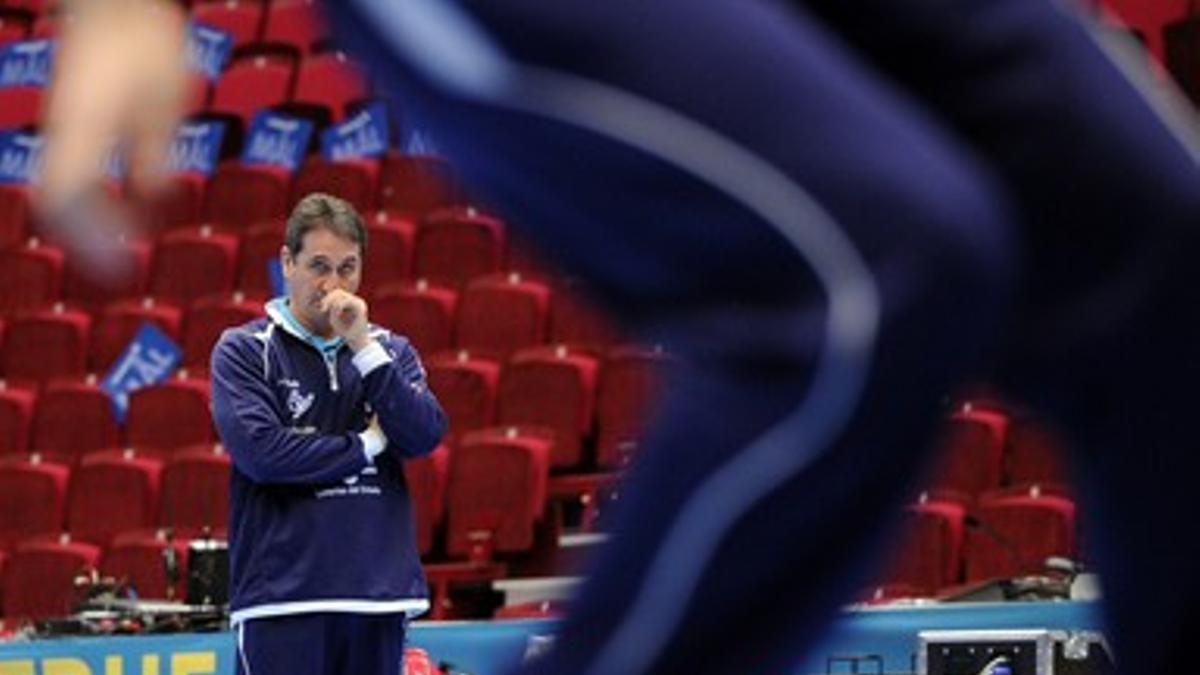 Rivera medita durante el entrenamiento de España en Malmoe.