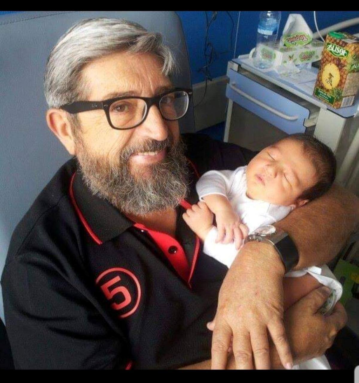 El Dr. Miguel Ágreda Gamarra con su nieto Carlos.