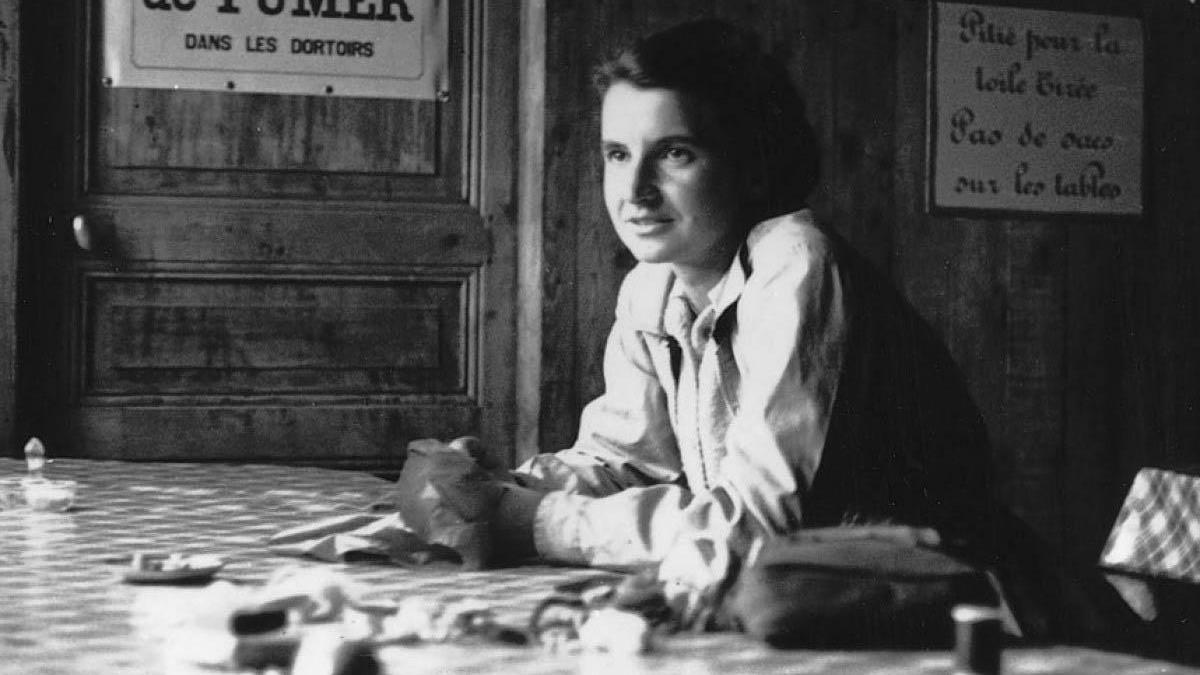 Rosalind Franklin en su laboratorio.