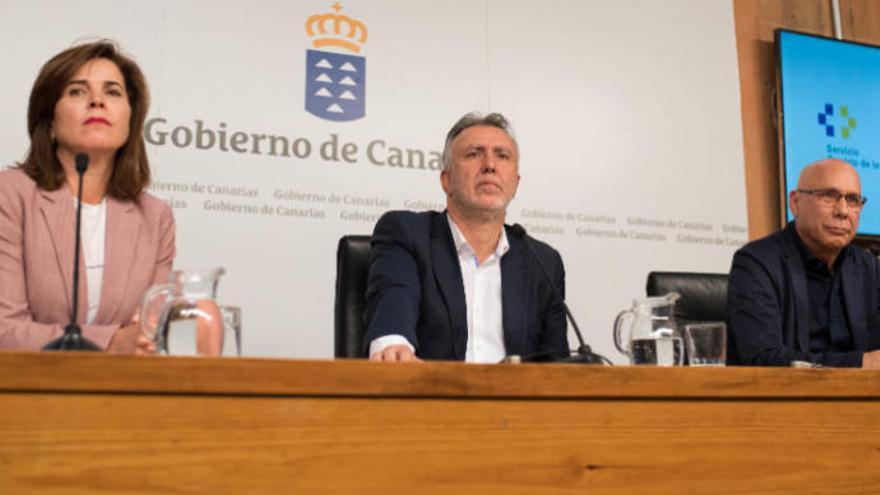 El presidente del Gobierno de Canarias, Ángel Víctor Torres; la consejera Teresa Cruz Oval, y el jefe de Epidemiología y Prevención de la Dirección General de Salud Pública, Domingo Núñez.