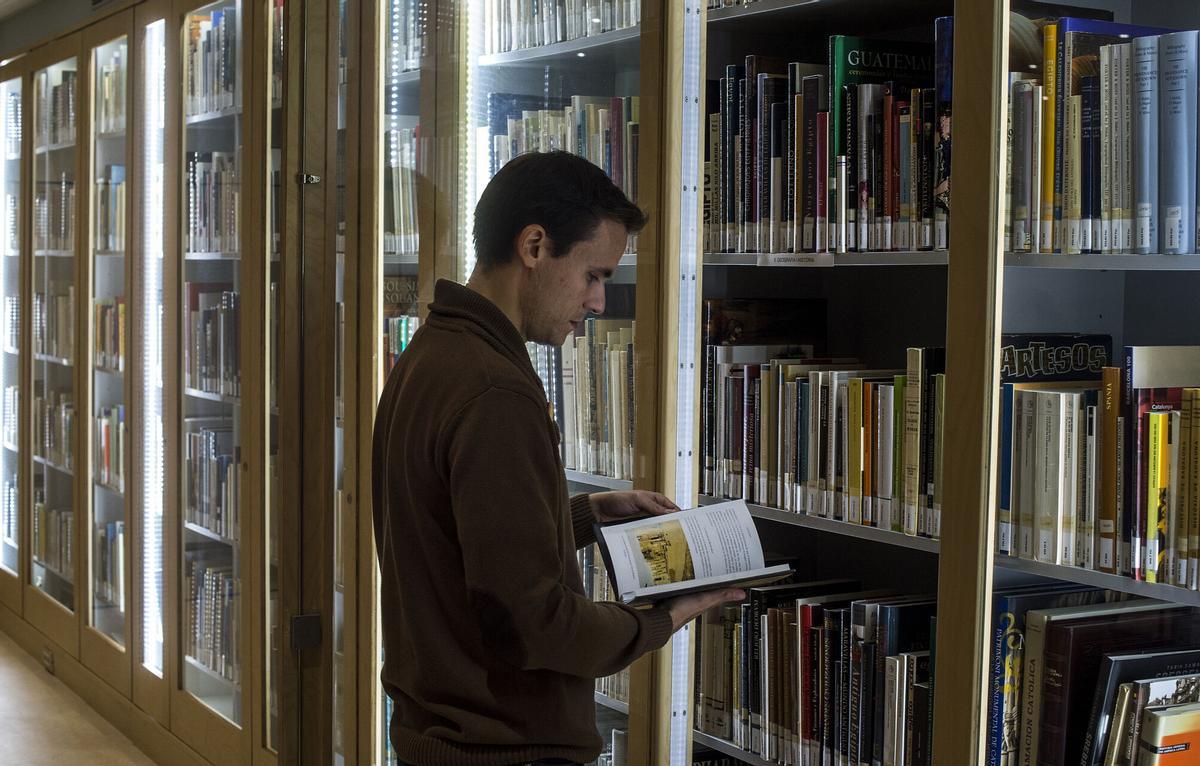 Barcelona 23.11.2016 Barceloneando ( by Ana Sanchez) Imagen de la biblioteca fúnebre más importante de España en el cementerio de Montjuich . Fotografia de Jordi Cotrina