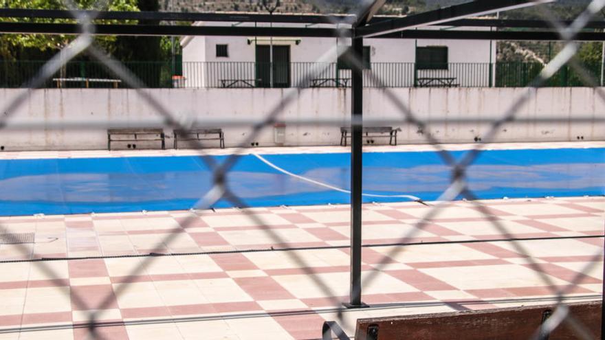 La piscina de Benimarfull es una de las que permanecerá cerrada este verano en el interior de la provincia de Alicante. JUANI RUZ