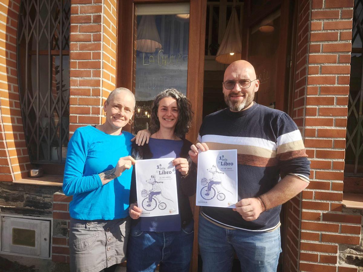 Ana Rubio y Bárbara Megías, junto al alcalde santallés, Francisco López, con el cartel de la feria.