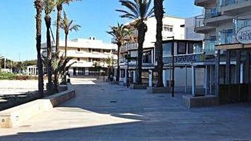 El paseo marítimo de es Pujols permanece desierto en estos días de la fase 1.