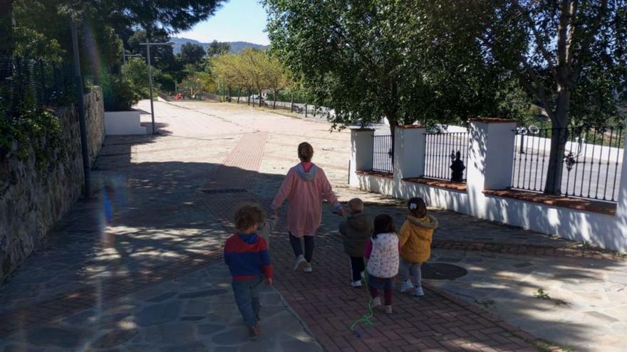 Varios niños junto a una monitora en la ludoteca.