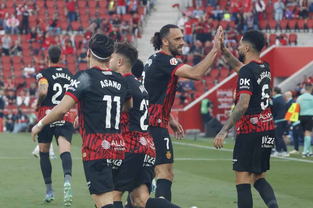 Muriqi felicita a Omar tras su gol.